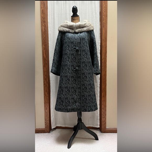 COPY - VTG Golet Brocade Womens Coat Classic Fit Natural Mink Collar - Picture 1 of 14